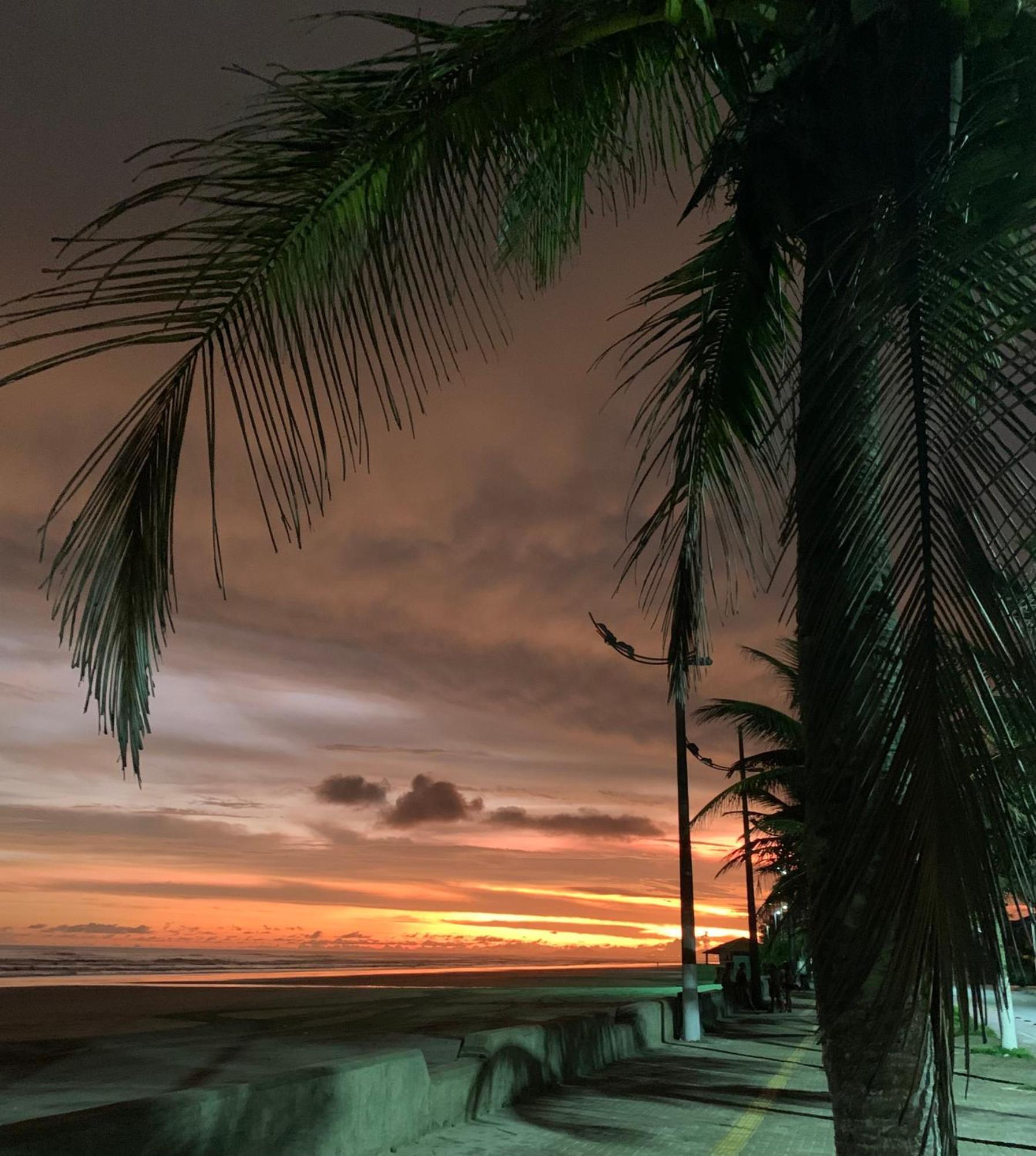 Lindo Sobrado Amarelo -próximo a praia Mongaguá Exterior foto